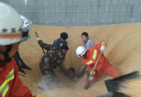 新疆粮库工人跳入玉米粮仓被“吞没”